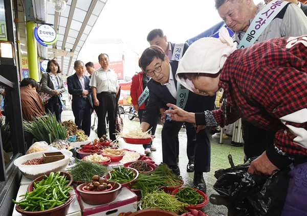 광주시, 지역경제 활성화를 위한 추석맞이 전통시장 장보기 행사 모습