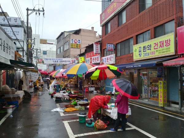 21일 오후 3시쯤 울산 중구 옥교동 옥골시장. 추석 명절을 3일 앞둔 대목장이지만 손님이 없어 한산하다.