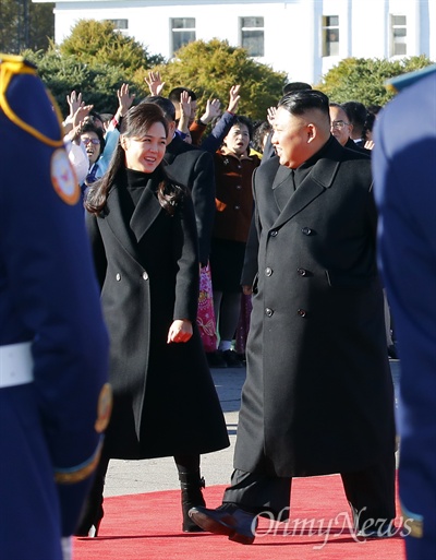 다정한 눈빛 교환 김정은 국무위원장과 부인 리설주 여사가 20일 오전 삼지연 공항에서 문재인 대통령 부부가 도착하길 기다리며 다정하게 이야기를 나누고 있다.