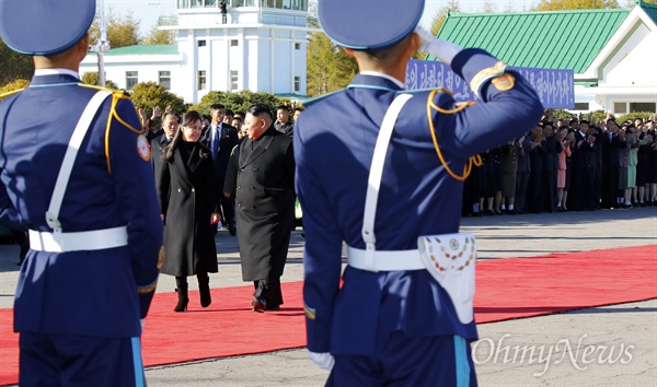 다정한 눈빛 교환 김정은 국무위원장과 부인 리설주 여사가 20일 오전 삼지연 공항에서 문재인 대통령 부부가 도착하길 기다리며 다정하게 이야기를 나누고 있다.