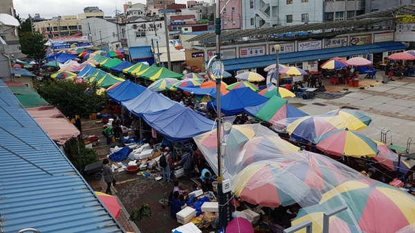 추석대목장이 열린 21일 홍성전통시장에는 오전부터 내리기 시작한 비가 그치자 제사음식을 준비하기 위해 많은 시민들이 오후부터 찾고 있어 북적거렸다.