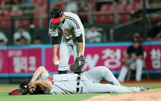  9월 4일 수원 kt전에서 1루수 수비 도중 발목 부상을 당한 LG 김현수 
