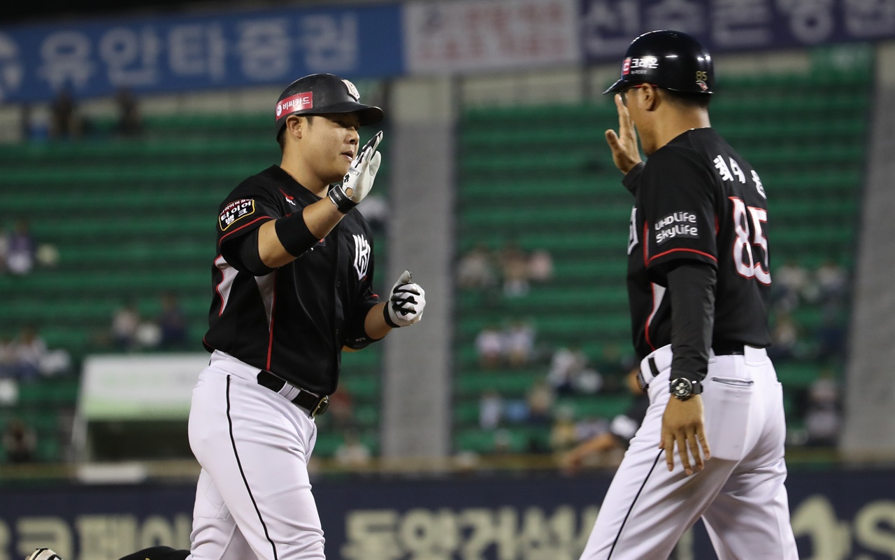 홈런이다 지난 13일 오후 서울 송파구 잠실구장에서 열린 2018 신한은행 마이카 KBO리그 kt 위즈와 두산 베어스의 경기 2회초 1사 1루, kt 윤석민이 좌월 2점 홈런을 친 뒤 그라운드를 돌고 있다.