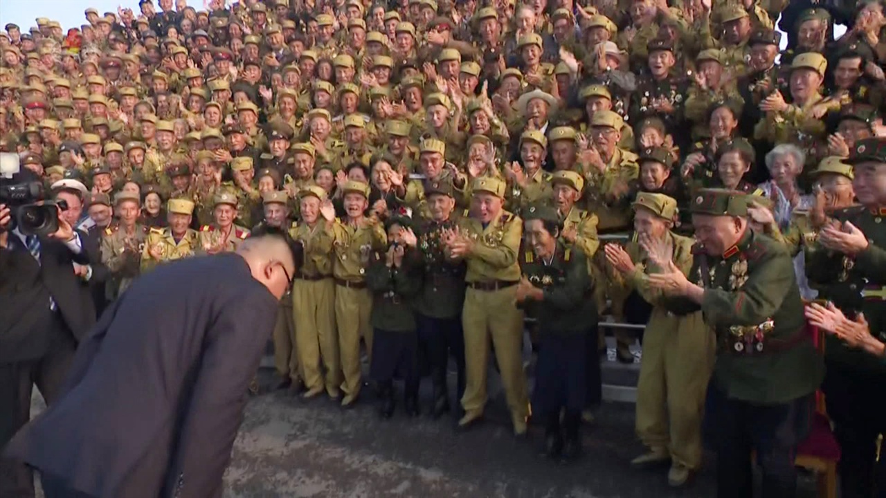 북한 조선중앙TV가 지난 7월 27일 방영한 영상. 김정은 국무위원장이 제5차 전국노병대회 참가자들에게 고개 숙여 인사하는 모습.