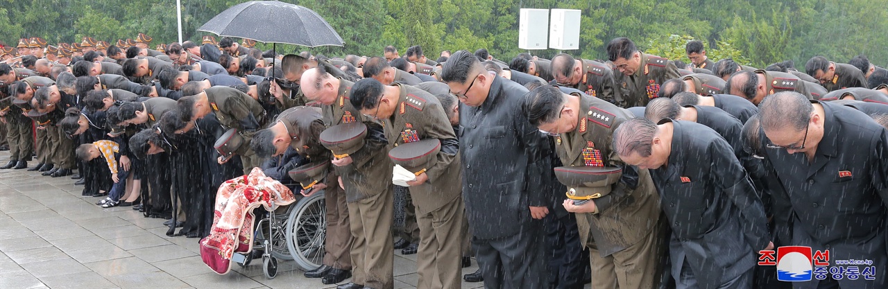 김정은 북한 국무위원장이 지난 8월 20일 평양 신미리애국열사능에서 진행된 김영춘 전 인민무력부장의 영결식에 참석했다고 조선중앙통신이 21일 보도했다.