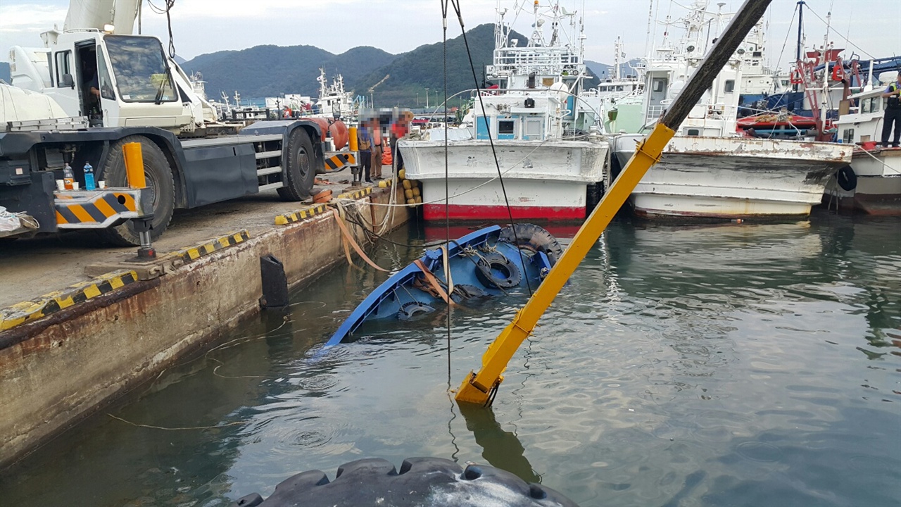 22일 오후 창원 마산어시장 권현망수협 앞 방파제에서 하역작업 중이던 선박이 침몰했다.