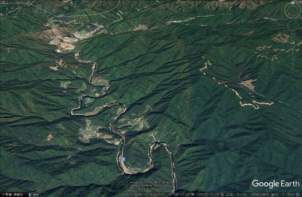 영풍제련소가 위치한 곳의 낙동강 상류는 지도에서 보이는 것처럼 완벽한 협곡의 형태를 띄고 있다. 협곡의 상류에 누렇게 변해보런 곳이 영풍제련소가 들어선 곳이다. 