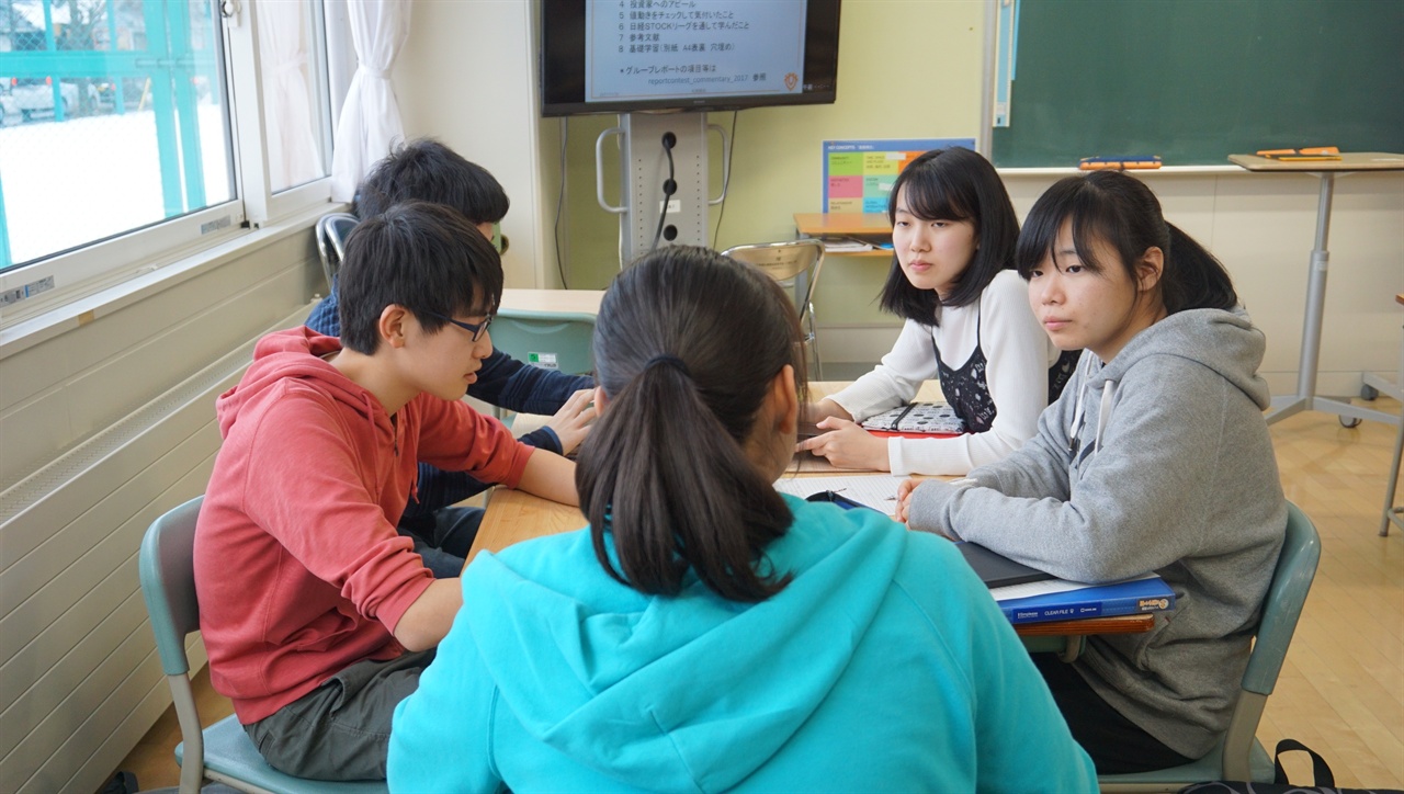 삿포로 가이세이 중등교육학교 3학년 학생들이 조별 토론을 하는 장면.