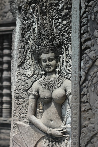캄보디아 힌두신화속 무희로 알려진 압사라 여신이 새겨진 앙코르와트 사원 부조벽화의 모습.