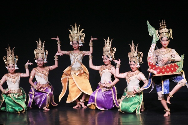 우아한  자태로 카보디아전통춤인 압사라춤을 추는 여성댄서의 모습