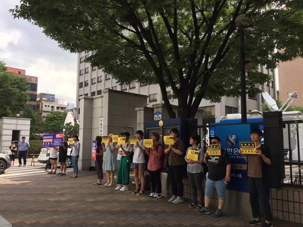  안희정에 의한 성폭력사건 1심 선고 공판이 열리는 날. 위력에 의한 성폭력으로 판단되어야 한다는 메시지가 담긴 피켓을 들었다. 