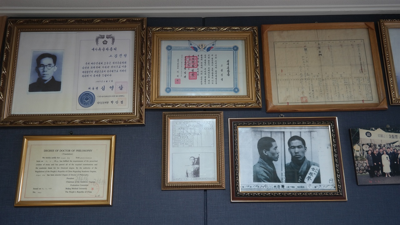김세걸씨의 집 거실에 걸려있는 부친의 훈장과 사진들