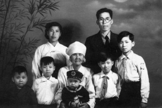1960년에 촬영한 김세걸씨의 가족사진. 맨 뒤에 안경을 쓴 이가 독립운동가 김진성 선생이며, 앞줄 맨 오른쪽에 서 있는 아이가 김세걸씨다.
