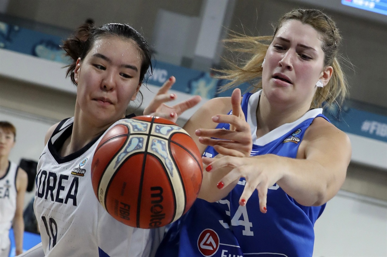  9월 25일(현지 시각) 스페인 산타크루즈 데 테네리페에서 열린 2018 FIBA 여자 농구 월드컵에서 그리스 선수에 맞서고 있는 한국의 박지수 선수