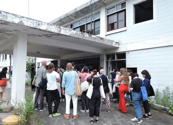 '구 국군광주병원 '전시투어를 기다리는 국내외 기자와 방문자들