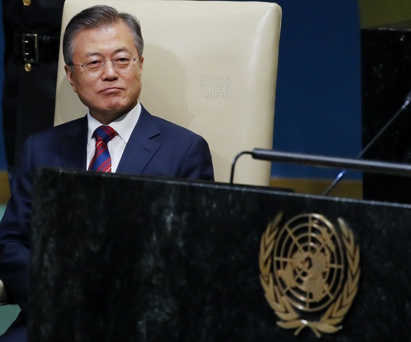 문재인 대통령이 26일 오후 (현지시각) 미국 뉴욕에서 열린 제73차 유엔총회에서 기조연설을 기다리며 자리에 앉아 있다.