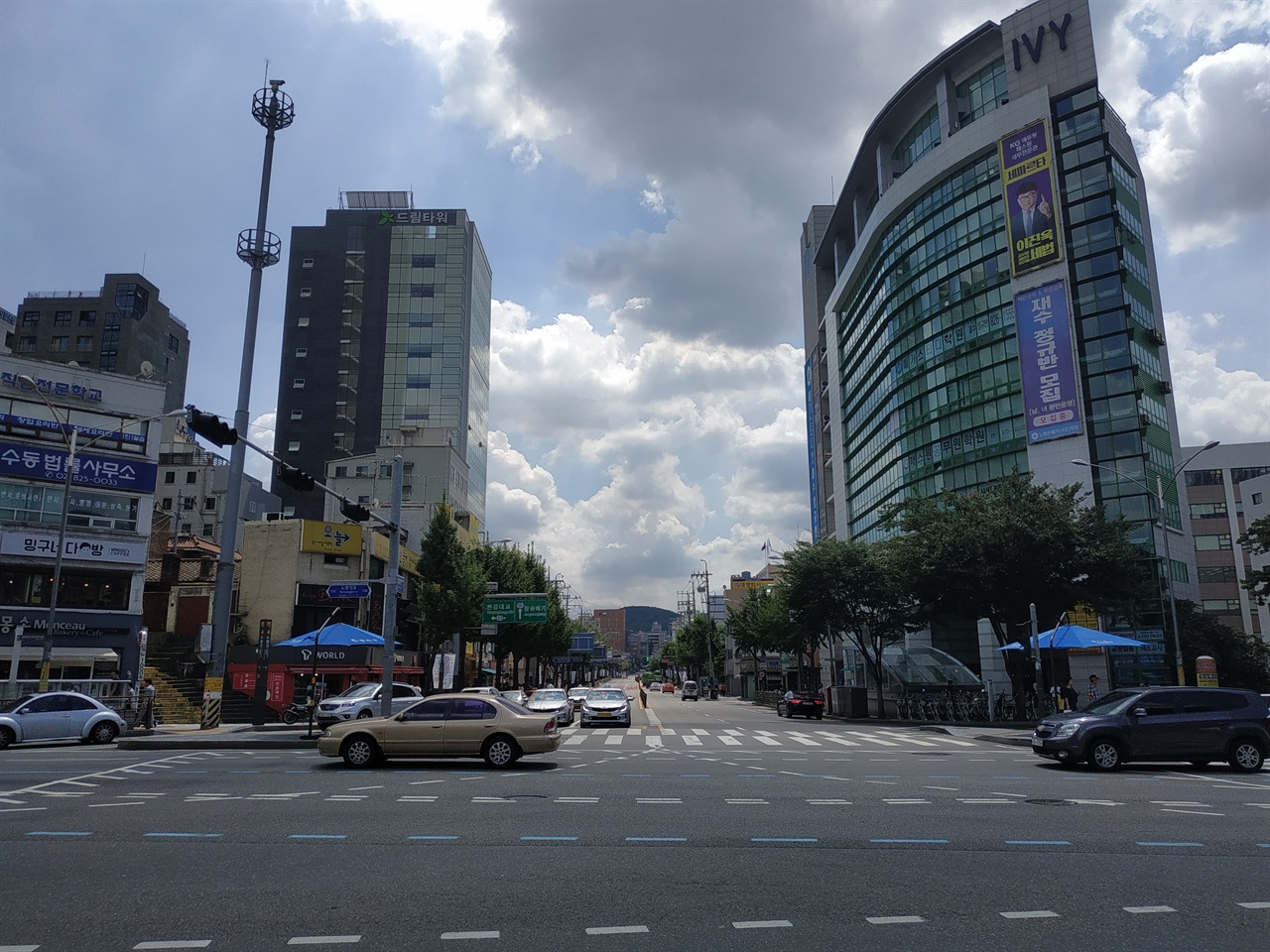 노량진 삼거리 노량진역 7번출구 앞에서 바라본 노량진 삼거리. 멀리 장승배기가 보인다. 왼쪽에는 1호선 노량진역이 있고, 오른쪽으로 가면 영등포가 나온다.