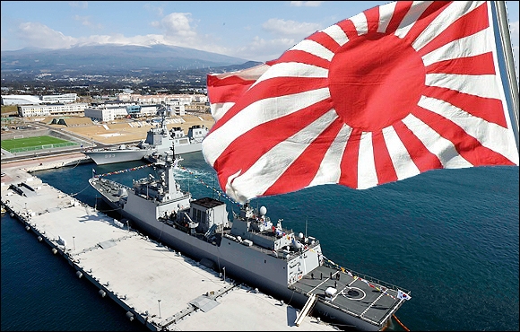 오는 10월 10일부터 14일까지 제주해군기지에서 45개국이 참가하는 국제관함식이 열리는 가운데, 해군이 군함에 국기만 달아달라고 참가국에 요청했다. 일본 자위대의 욱일승천기가 빠질지 관심이 모아진다.