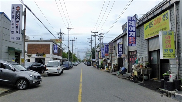 아파트에 이어 시화산업단지를 지나는 시흥시 정왕동의 하천.