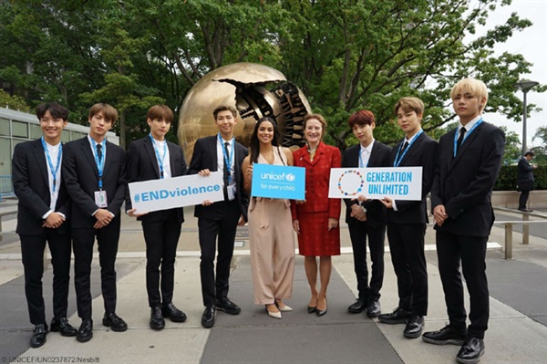  지난 24일(미국 현지시간) 방탄소년단이 유니세프 관계자들과 기념 사진을 찍고 있다. (사진=방탄소년단 공식 트위터)