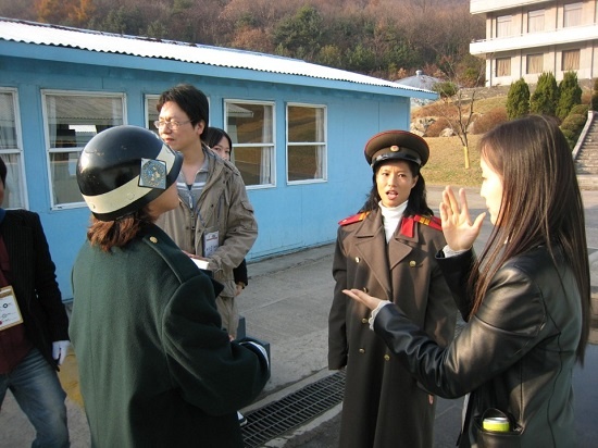 영화진흥원 교육 프로그램으로 판문점 세트장에서 수어통역을 하고 있는 고인경씨(맨 오른쪽).
