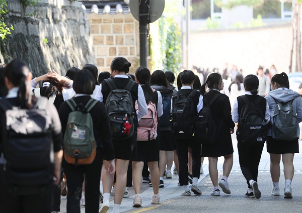  지난해 9월 교복을 입은 서울시내 한 고등학교 학생들이 하교하고 있다(연합뉴스 자료사진)