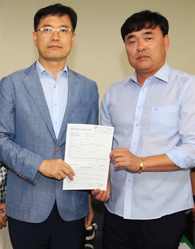 경상대학교 교직원으로 근무하다 퇴직 후 사망한 고 이혜진 씨의 부군 박수창 씨(오른쪽)가 정우식 대외협력본부장에게 발전기금을 전달한 뒤 기념촬영을 하고 있다.