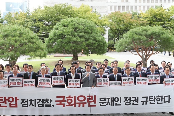  자유한국당 김성태 원내대표 등 원내지도부와 의원들이 28일 오전 서울 서초구 대검찰청에서 검찰의 심재철 의원실 압수수색과 관련해 항의방문을 하고 있다.