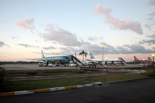 씨엠렛 공항에 우리 일행들을 태울 베트남 항공 모습