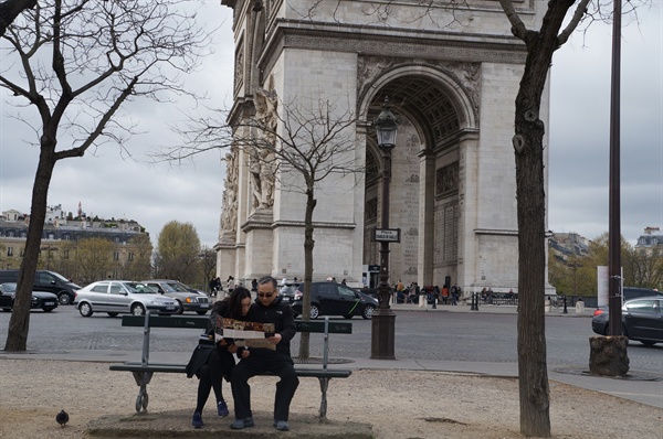 강재인 시민기자와 그의 부친이 파리에서 함께 찍은 사진. 