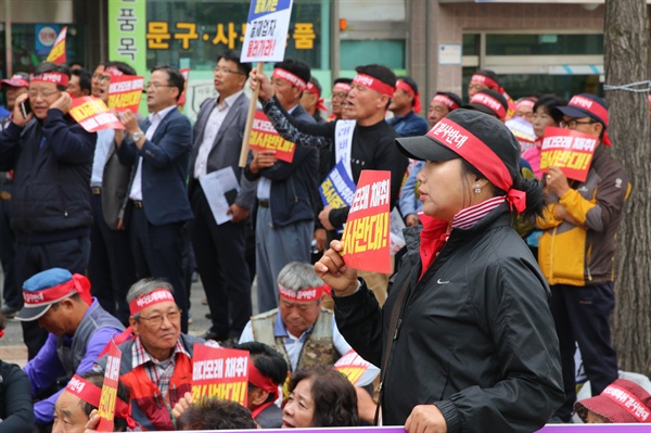 생계를 뒤로 하고 태안군 선주연합회 등 어민단체들이 28일 태안군청 앞 인근에서 바다모래채취 결사반대를 위한 결의대회를 열었다.