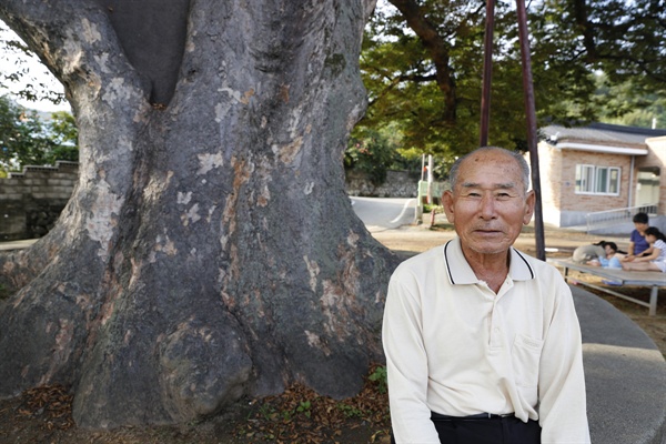 군학마을 느티나무 아래에서 만난 마을주민 박갑철 씨. 박 씨가 마을과 느티나무에 대한 얘기를 들려주고 있다.