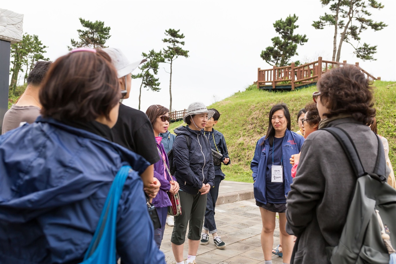 섯알오름에서 아버지가 학살당하셨다는 유족 분을 우연히 만나게 되었다. 살아온 이야기를 짧게나마 들려주셨고, 찾아와줘서 고맙다고 몇번이나 말씀하시고는 끝내 눈물을 닦으셨다. 