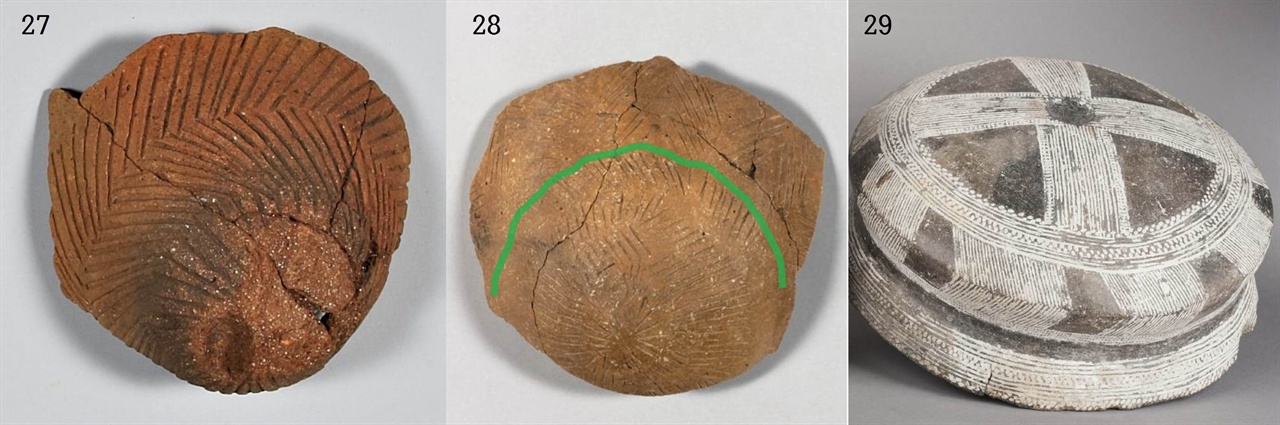 〈사진27-28〉 세모형 빗살무늬토기 밑굽 무늬, 서울 암사동, 국립중앙박물관. 〈사진29〉 스페인 신석기 그릇 밑바닥 무늬, 높이 9.2cm, 기원전 2200-1500년, 스페인 고고학박물관. 세 그릇 모두 하늘에서 내린 비가 땅속 심원의 세계로 흘러들어가는 것을 표현했다. '초기' 신석기인들은 비가 수증기가 되어 하늘로 올라가는 것을 알지 못했을 것이다. 그들은 그렇게 많은 비가 내리는데도 땅이 물에 잠기지 않는 것이 신기했고, 또 두려웠다. 비가 흘러들어가는 곳, 그들에게 그곳은 심원의 세계였고 ‘공포’였을 것이다. 〈사진28〉에서 초록선 위는 사람이 사는 세상이고 그 아래는 땅속이다. 