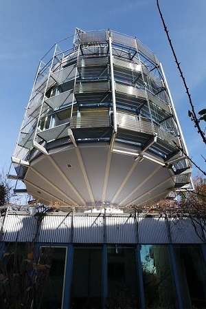 프라이부르크 출신의 세계적 건축가 롤프 디쉬가 자기 집으로 지은 보봉마을의 태양광주택 헬리오트롭. 햇빛이 강하게 비치는 쪽으로 원통형 주택이 회전하며 전기를 생산한다. 