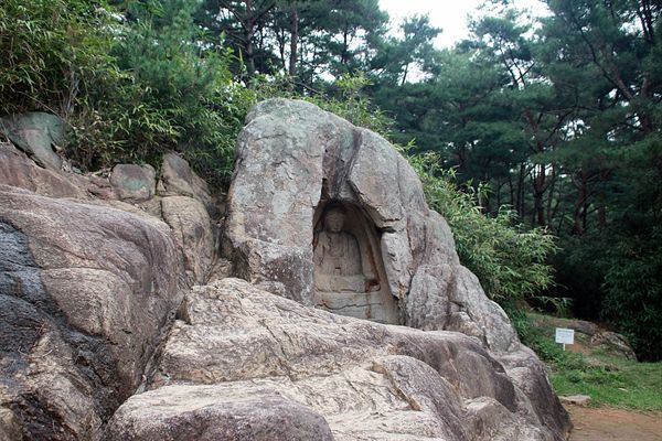 경주 남산 불곡 마애여래좌상 모습