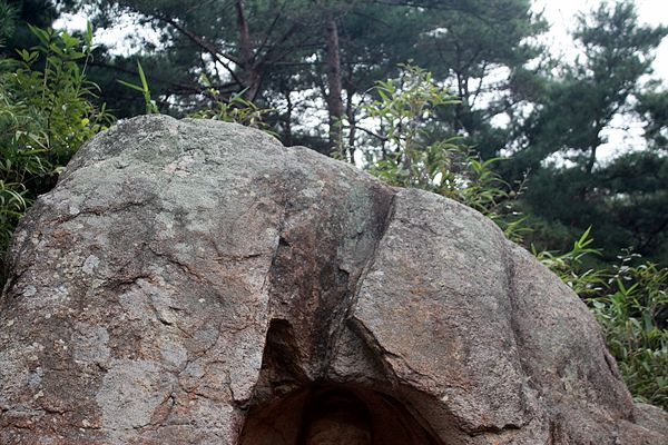  불곡 마애여래좌상 윗부분, 빗물이 위에서 아래로 바로 떨어지도록 홈을 파놓은 모습