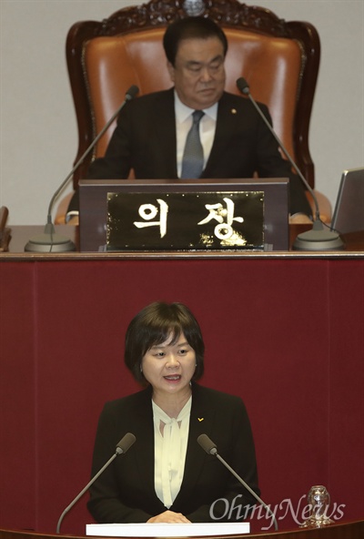 이정미 정의당 대표가 1일 오전 서울 여의도 국회에서 열린 본회의에서 비교섭단체 대표연설을 하고 있다.