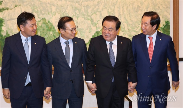 문 의장과 나란히 선 여야 원내대표 문희상 국회의장 주재로 1일 오전 서울 여의도 국회에서 열린 여야 원내대표 회동에서 김관영 바른미래당(왼쪽부터), 홍영표 더불어민주당, 문 의장, 김성태 자유한국당 원내대표가 포즈를 취하고 있다. 