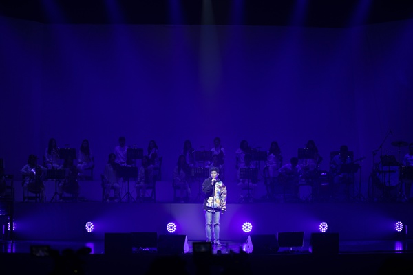 박원 가수 박원이 새 미니앨범 < r >의 발매를 기념해 1일 오후 서울 광진구의 한 공연장에서 쇼케이스를 열었다. 타이틀곡은 '나'다.