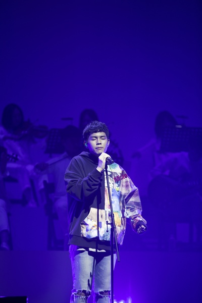 박원 가수 박원이 새 미니앨범 < r >의 발매를 기념해 1일 오후 서울 광진구의 한 공연장에서 쇼케이스를 열었다. 타이틀곡은 '나'다.