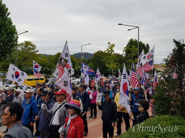 국군의 날 국방부 앞 찾은 태극기부대