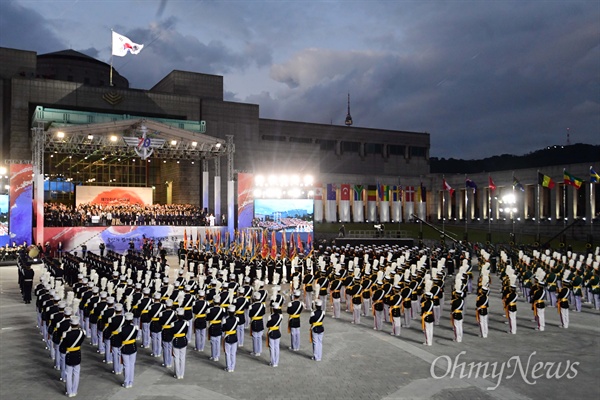 지난 해 10월 1일 오후 서울 용산구 전쟁기념관 평화의 광장에서 문재인 대통령이 참석한 가운데 제70주년 국군의 날 기념식이 열리고 있다.