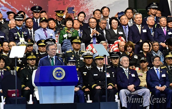 문재인 대통령이 1일 오후 서울 용산구 전쟁기념관 평화의 광장에서 열린 '제70주년 국군의 날 기념식'에서 기념사를 하고 있다.