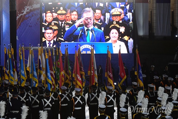 문재인 대통령이 1일 오후 서울 용산구 전쟁기념관 평화의 광장에서 열린 '제70주년 국군의 날 기념식'에서 기념사를 마친 뒤 경례하고 있다.