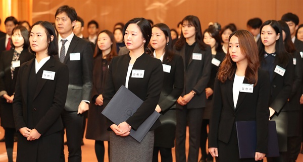  지난 1월 4일 오전 서울 도렴동 외교부 청사에서 열린 신임외교관 임명장 수여 및 환영식에서 신임 외교관들이 강경화 외교부 장관의 인사말을 경청하고 있다. 