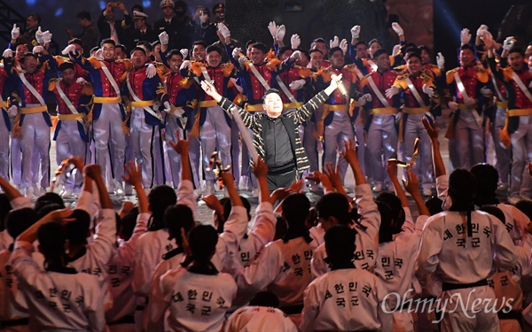 가수 싸이가 1일 오후 서울 용산구 전쟁기념관 평화의광장에서 열린 '제70주년 국군의 날 기념식'에서 축하공연을 하고 있다.