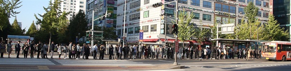지하철 3호선 대화~구파발 구간의 양방향 운행이 중단된 2일 아침 경기 고양시 삼송역 인근 버스정류장에 서울로 출근하려는 시민들이 지하철 대신 버스를 타기 위해 길게 줄을 서고 있다. 