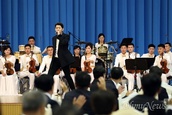 청와대 공개 '평양 B컷 : 수고에 감사'  청와대가 지난 9월 평양에서 열린 남북정상회담 당시 사진 '평양 B컷 : 수고에 감사'를 2일 공개했다. 첫날 만찬에서 가수 지코가 '아티스트'를 부르고 있다.