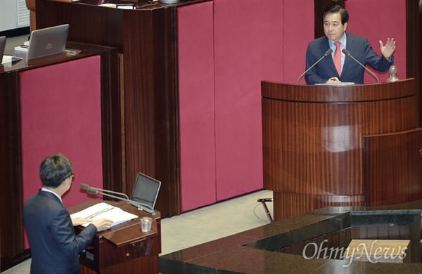 정부 비공개 예산 정보 무단열람 놓고 설전 벌이는 심재철-김동연 심재철 자유한국당 의원이 2일 오전 서울 여의도 국회에서 열린 경제분야 대정부질문에서 정부 비공개 예산 정보 무단열람·유출과 예산 사용 내역을 놓고 김동연 부총리 겸 기획재정부 장관과 설전을 벌이고 있다.